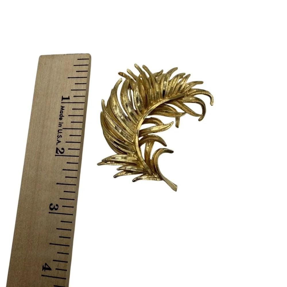 BSK Vintage Gold Tone Textured Leaf Feather Brooch Pin Mid Century Jewelry